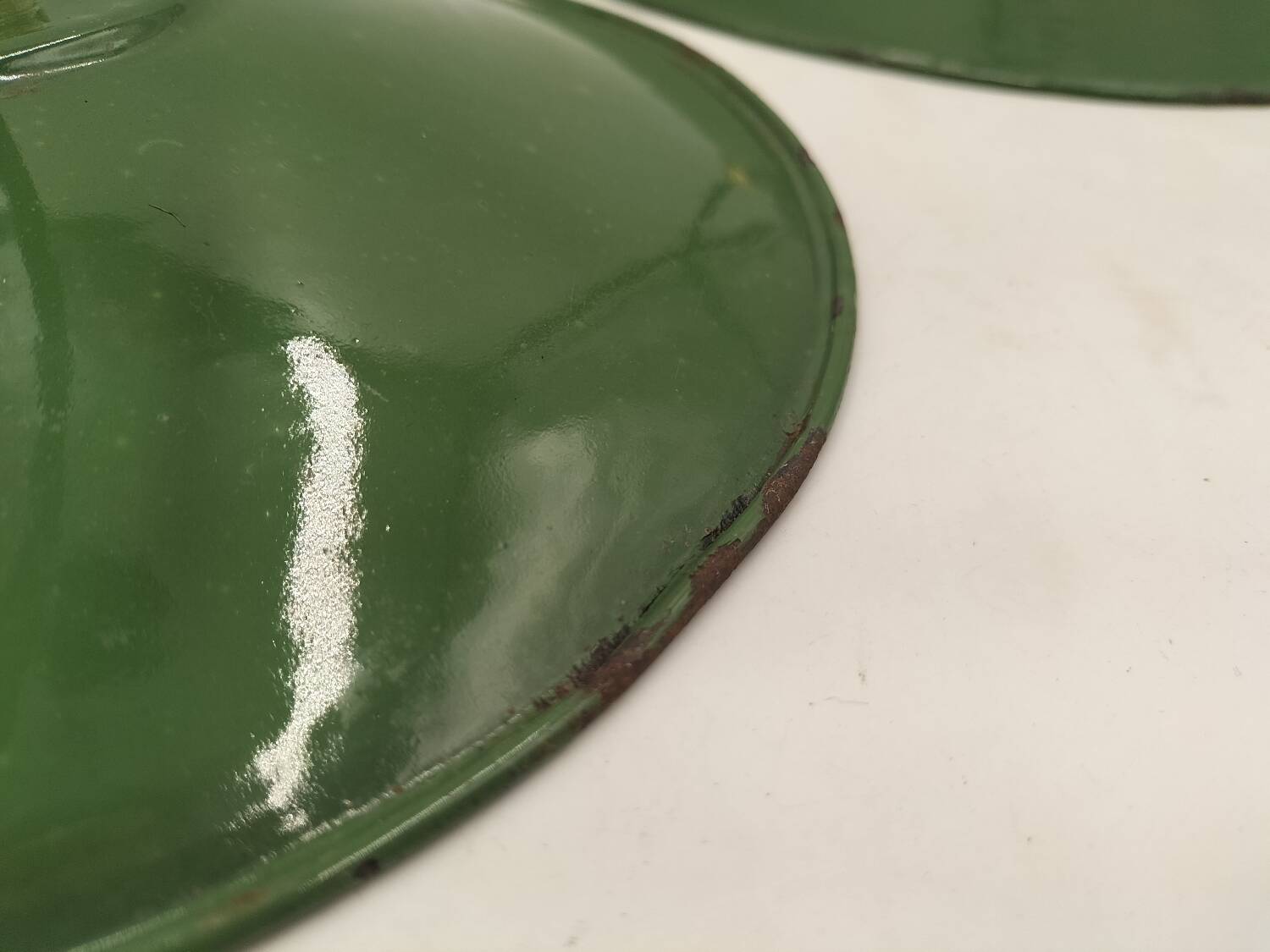 Enamelled sheet metal suspensions