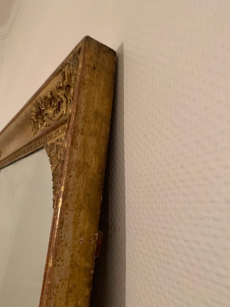 Nineteenth century mirror in wood and stucco gilded with rich gold leaf ornamentation, 101x127 cm