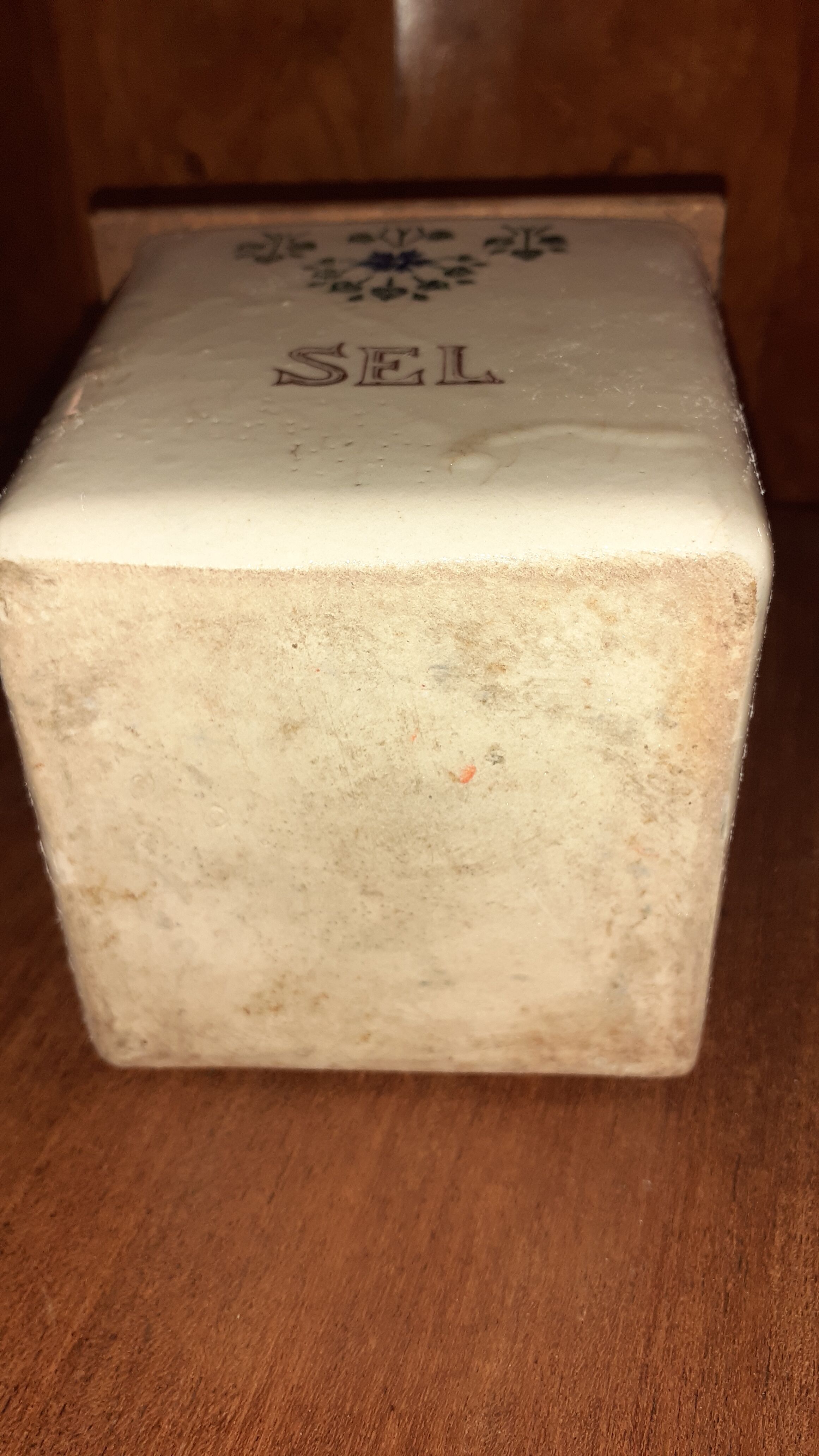 Salt box in faience and wood