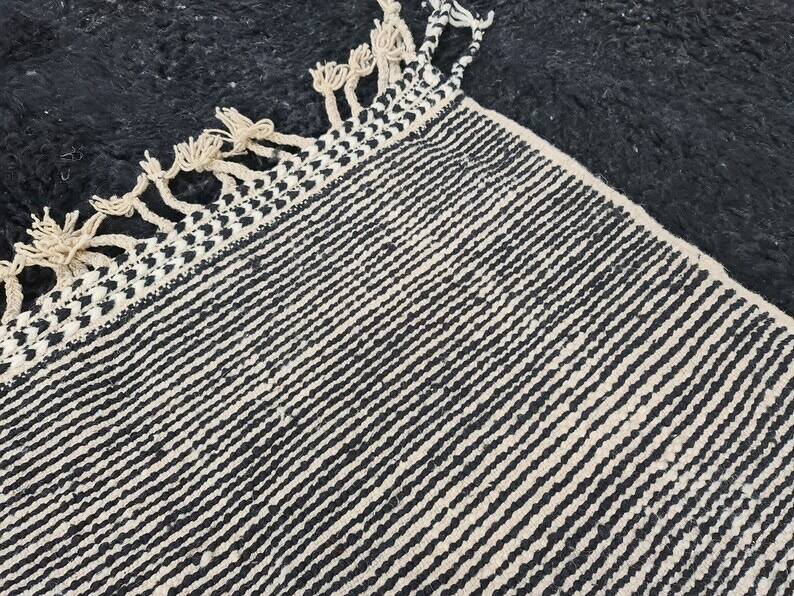 Beni Ouraine rug, white and black, handwoven in the traditional style, size 150x250cm