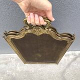 19th century fireplace screen by Bouhon Frères in brass, French spark guard 1890
