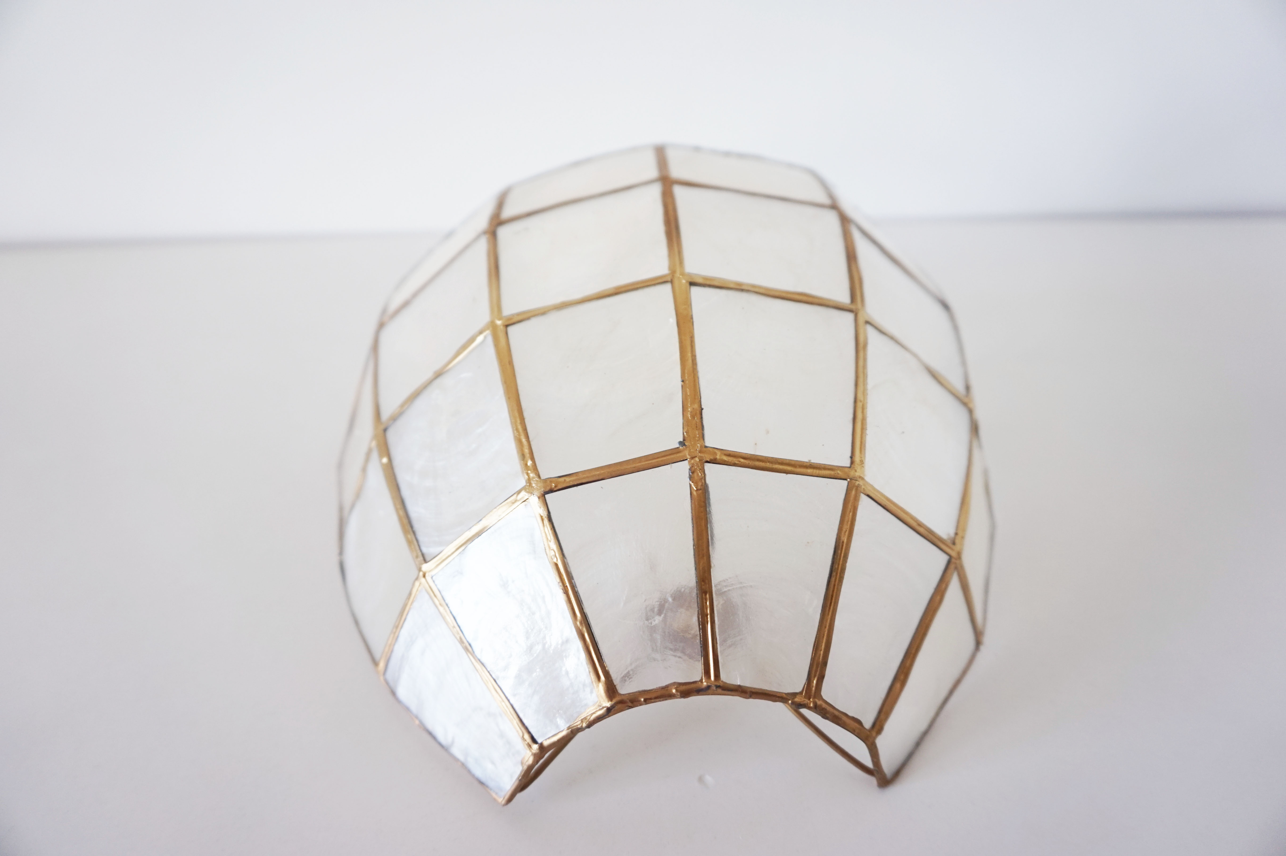 Mother-of-pearl shell shape wall lamp