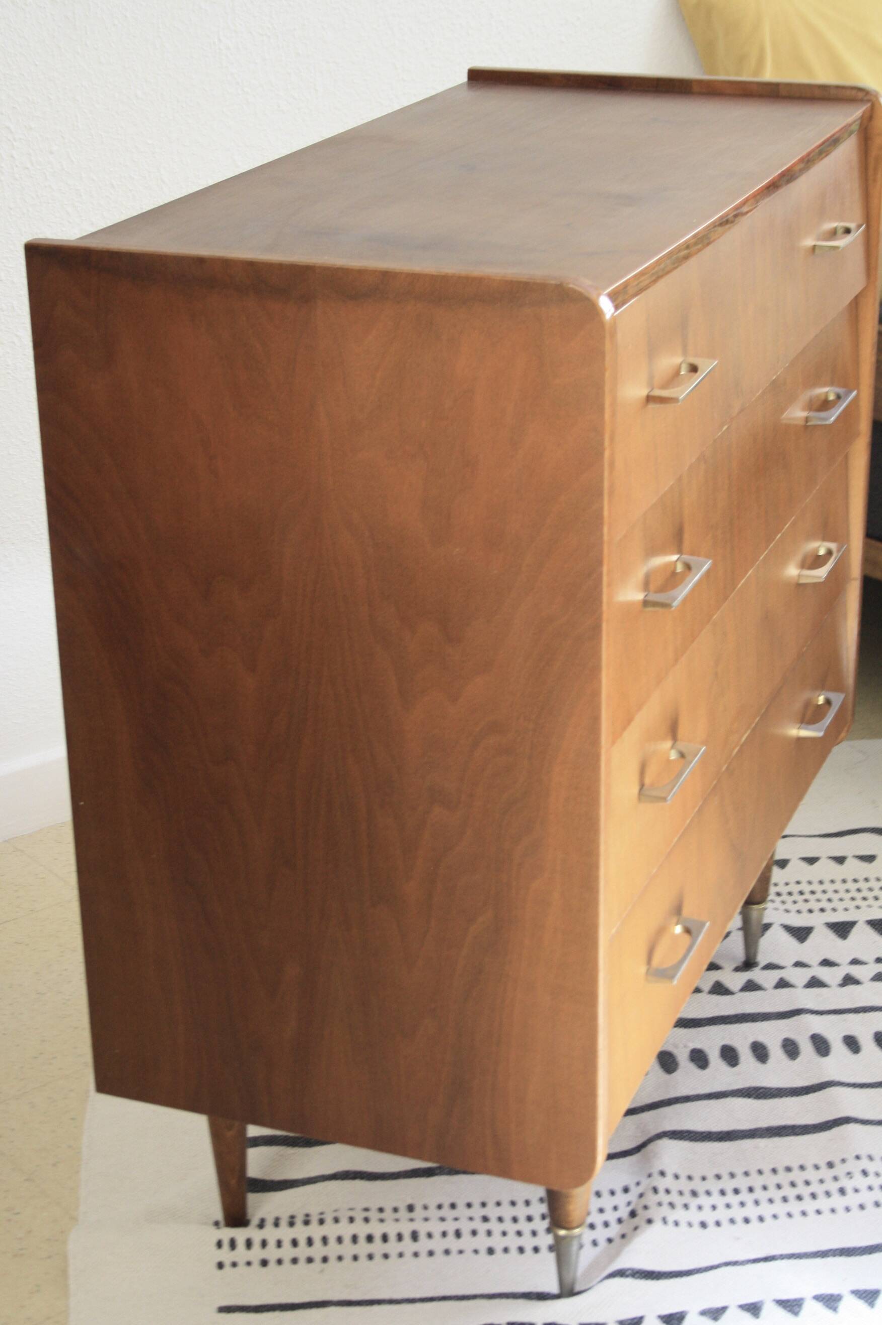 Commode pieds fuseaux
