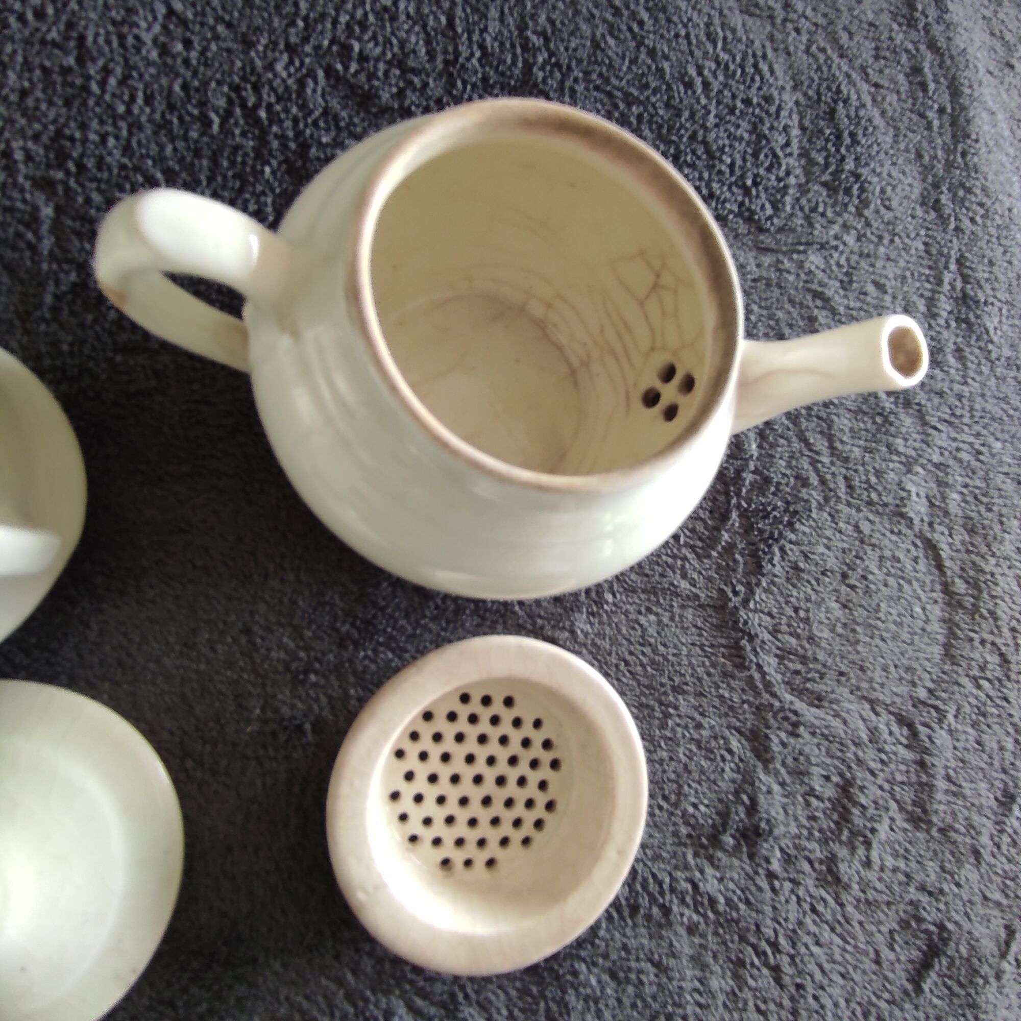 White teapot with filters old and complete p. Precious in Grigny