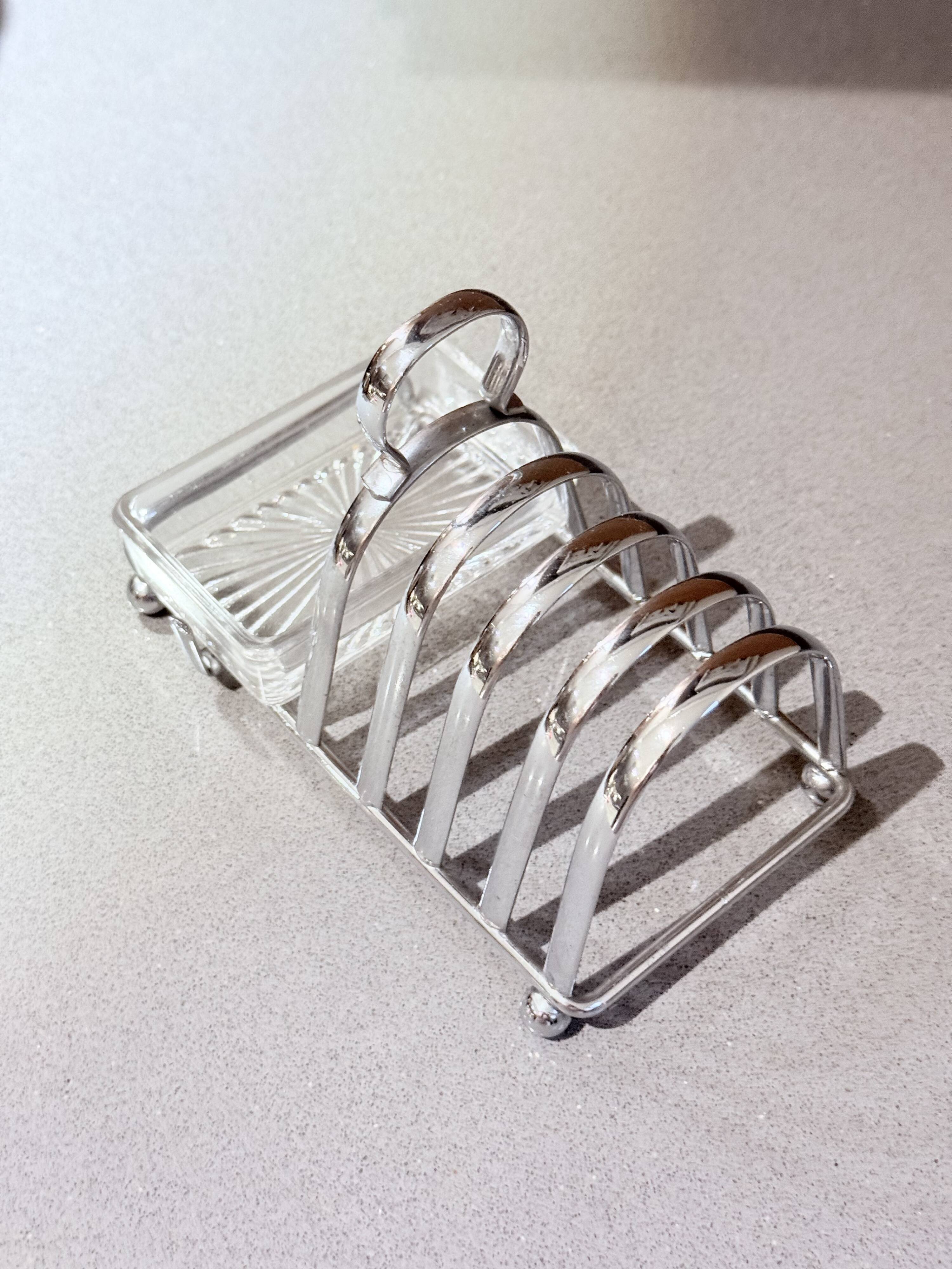 Porte-toast en argent massif Art Déco avec plateau assorti, beurrier en cristal et couteau.