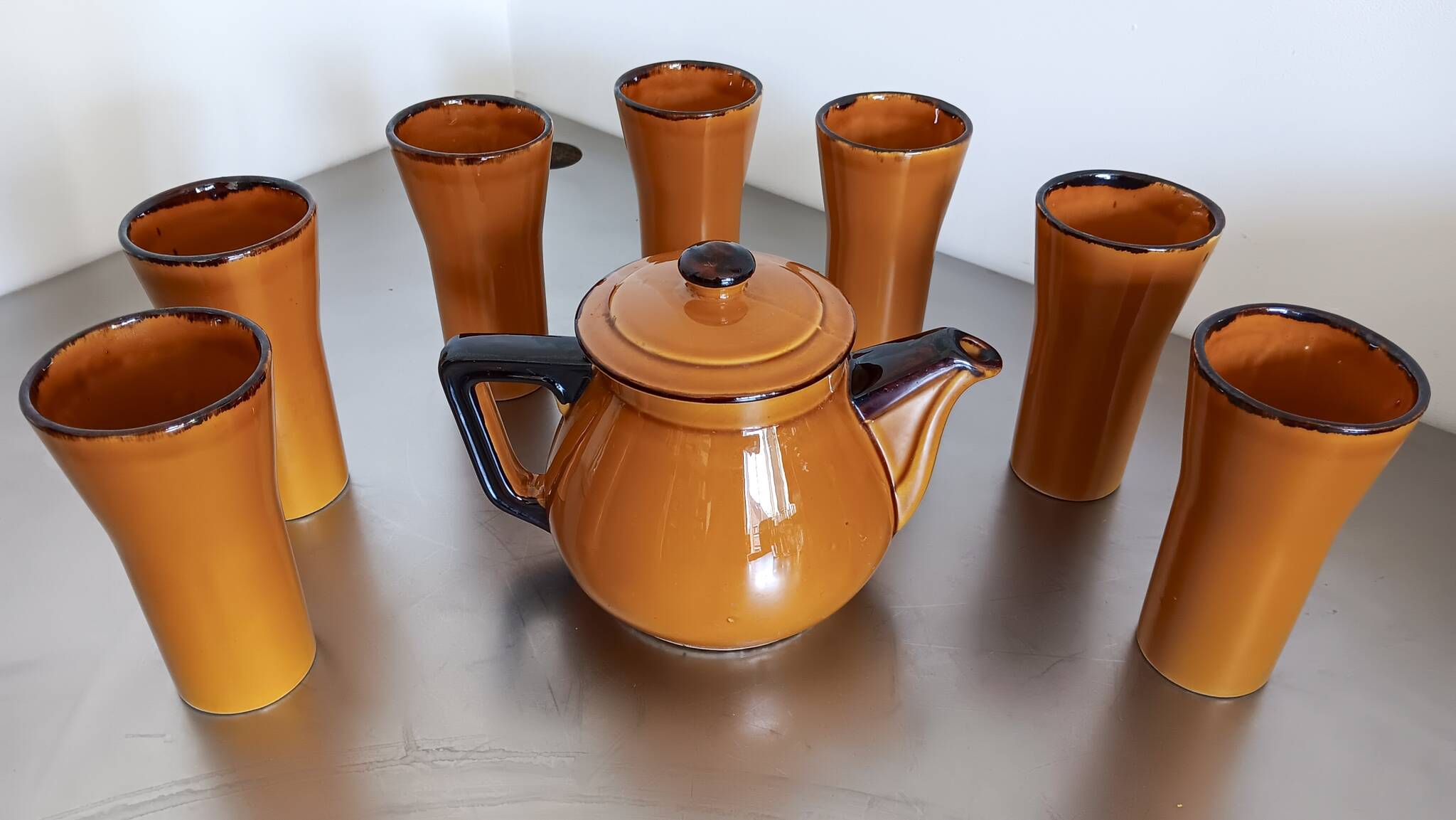 Poët Laval 8T brown ochre teapot with 7 orangeade or mazagrans glasses