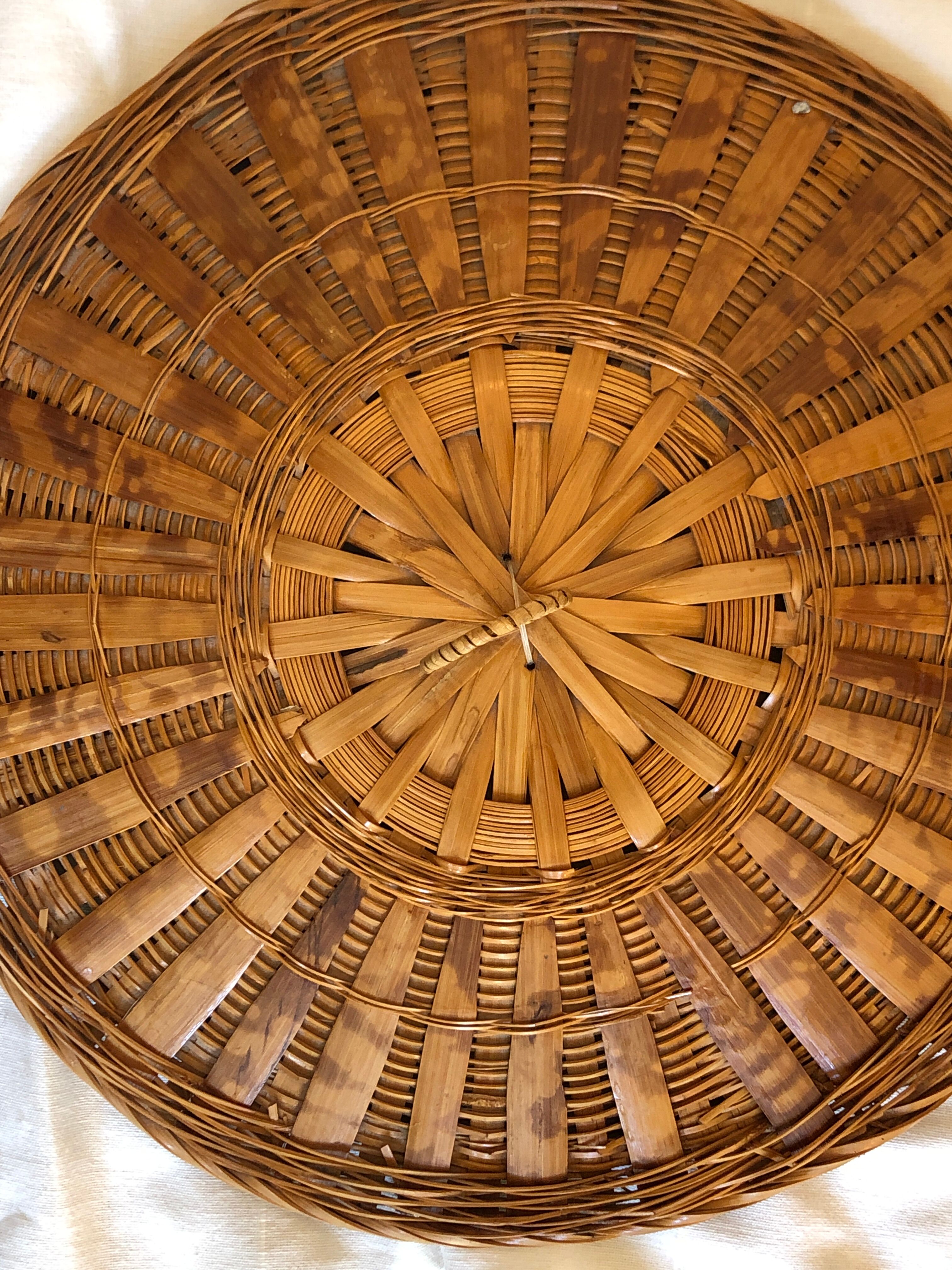 Wicker basket with lid