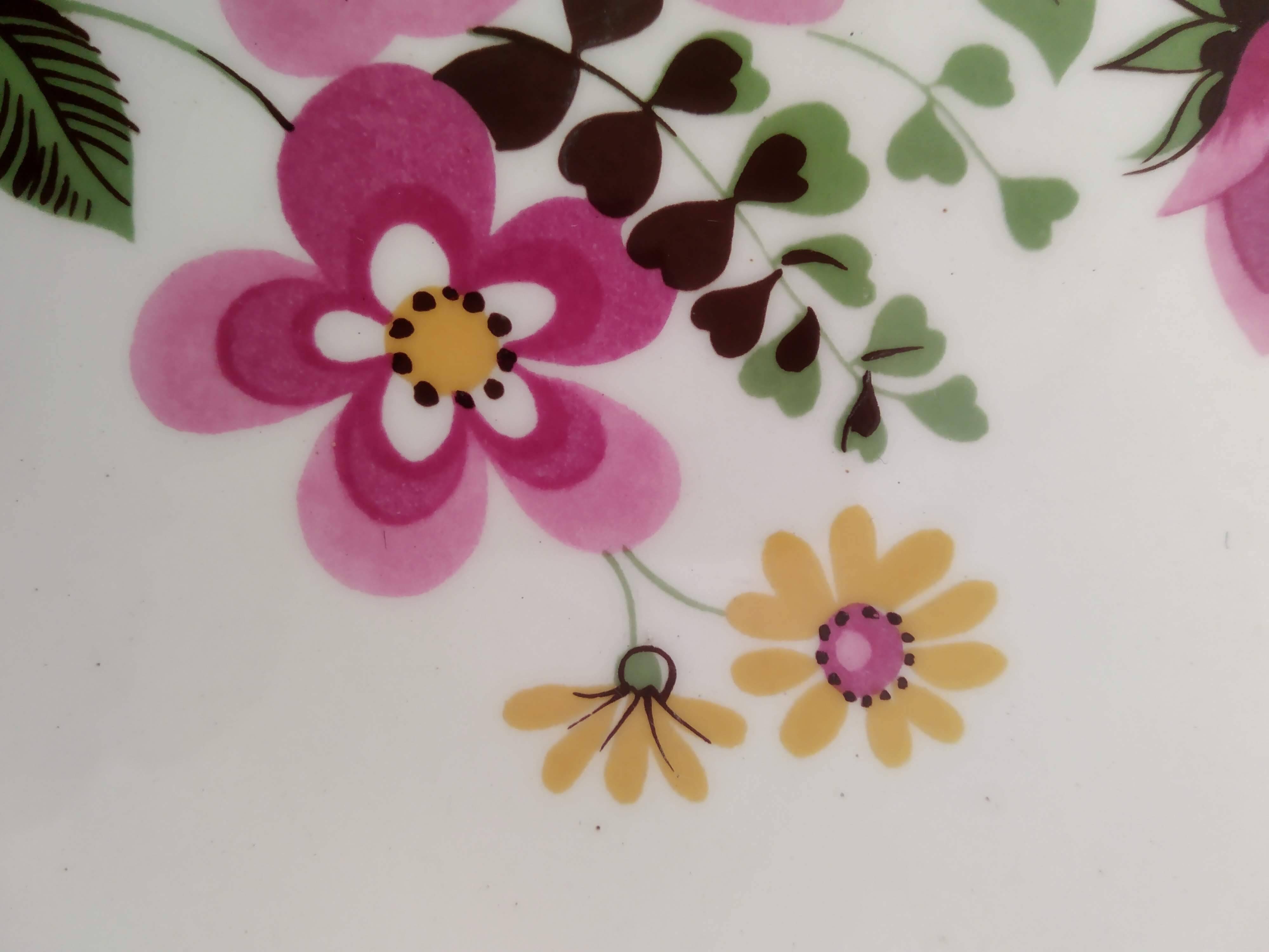 Set of 8 vintage Gien earthenware plates from the 70s with a floral pattern.