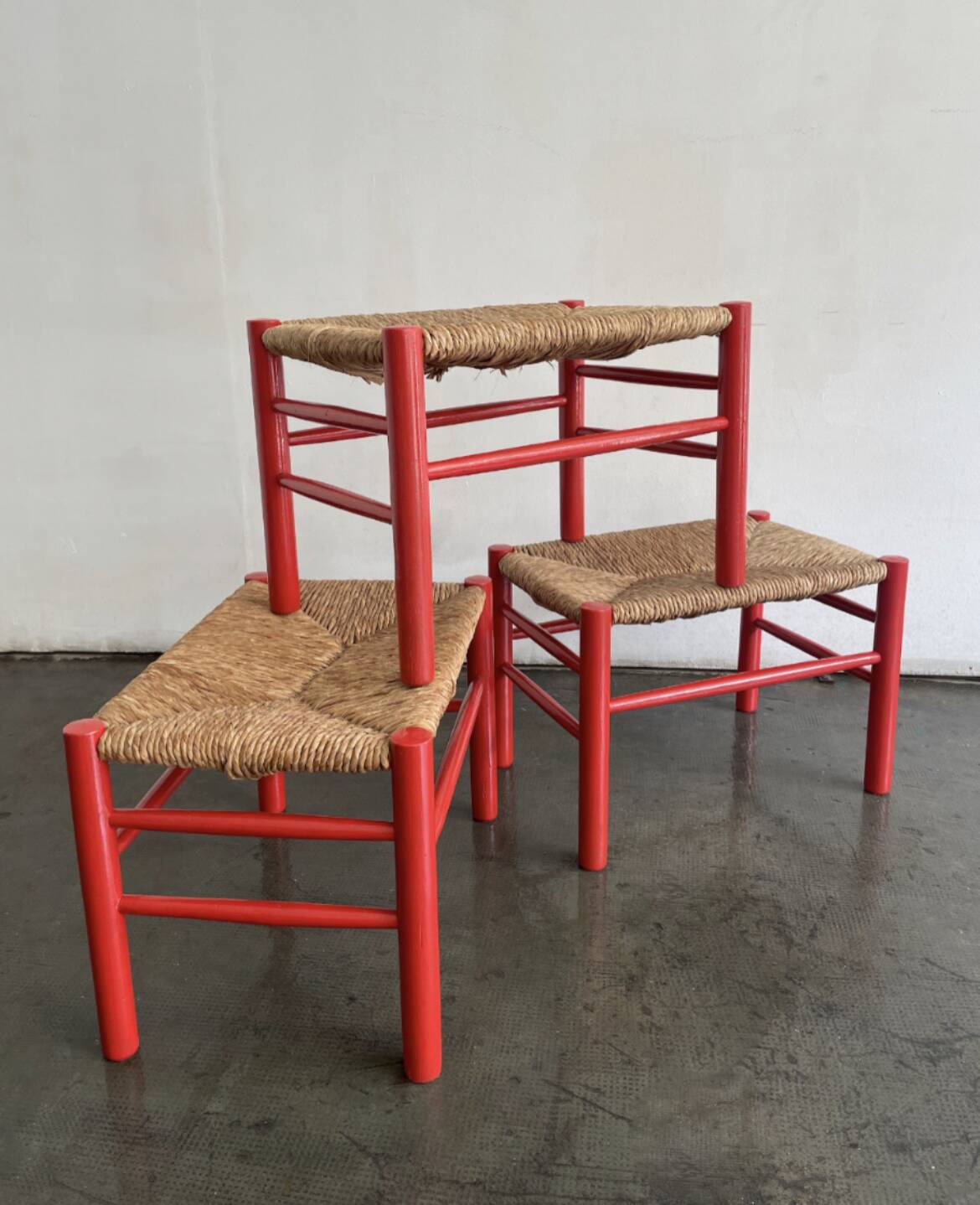 Set de 6 tabourets en pin massif et jonc. Espagne, années 1970.