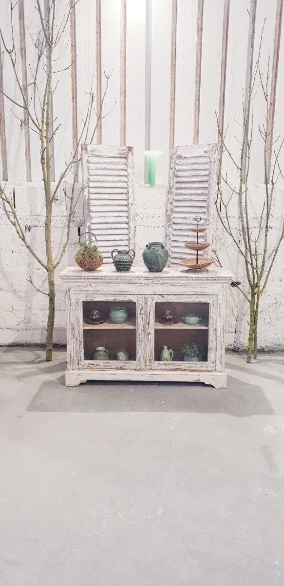 Buffe- vintage showcase