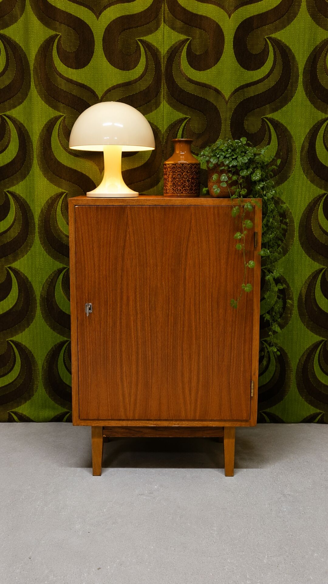 Petit meuble vintage 1970 Med-Century
