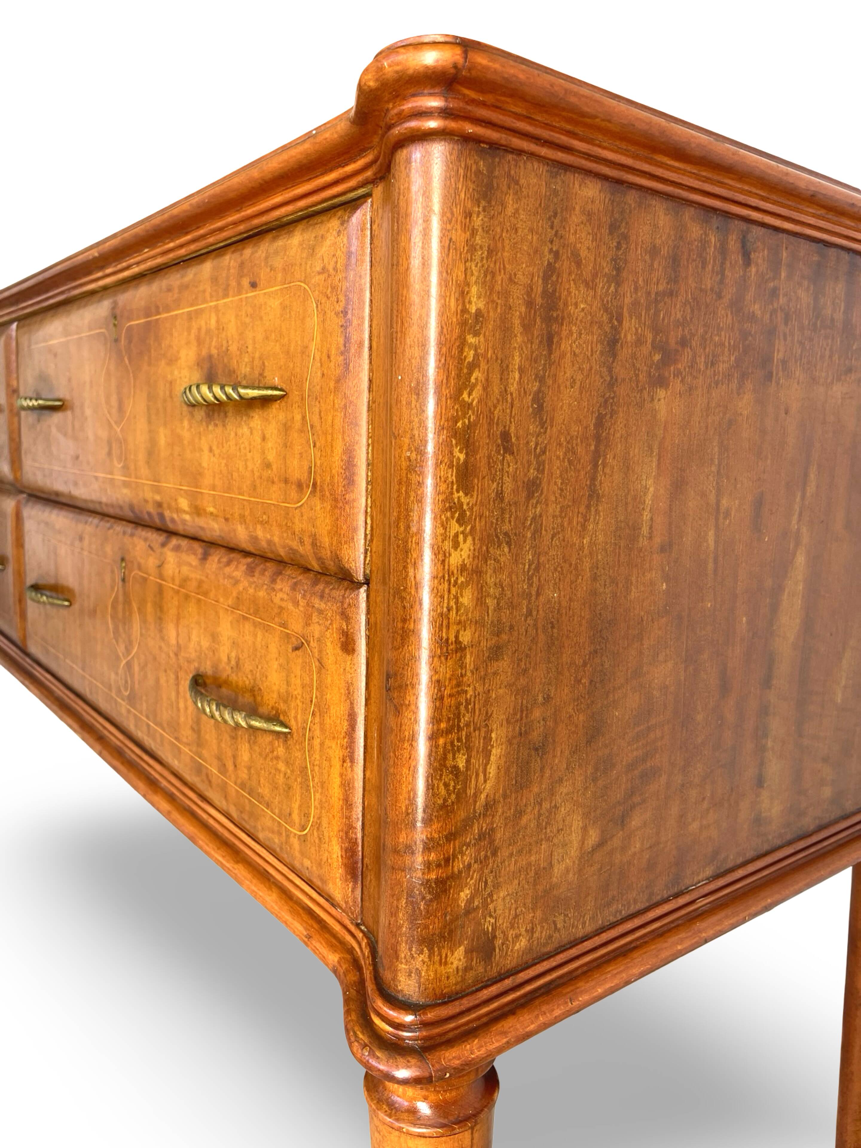 Une commode italienne vintage de style moderne du milieu du siècle