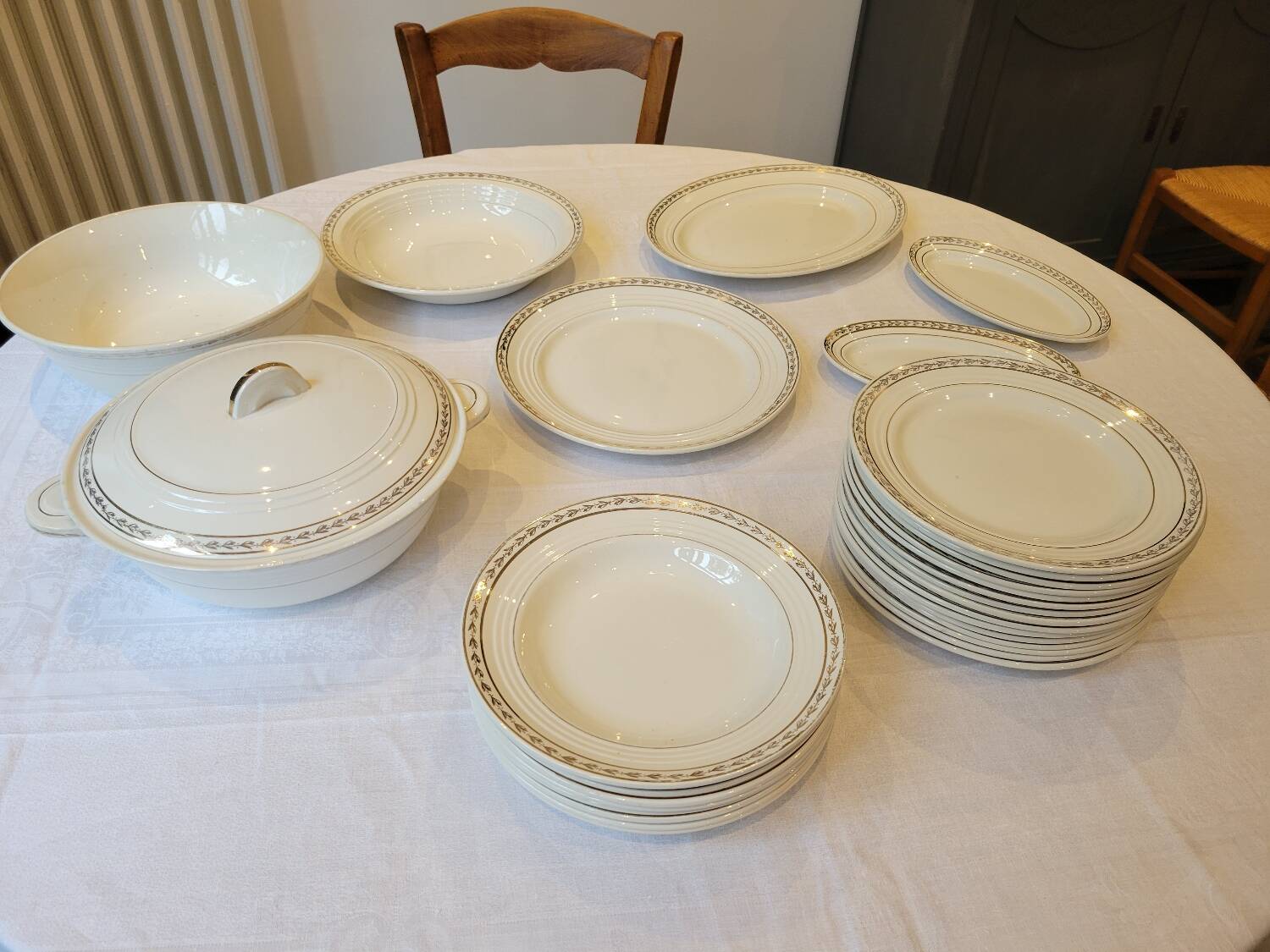 Table service in opaque porcelain with gold leaf.