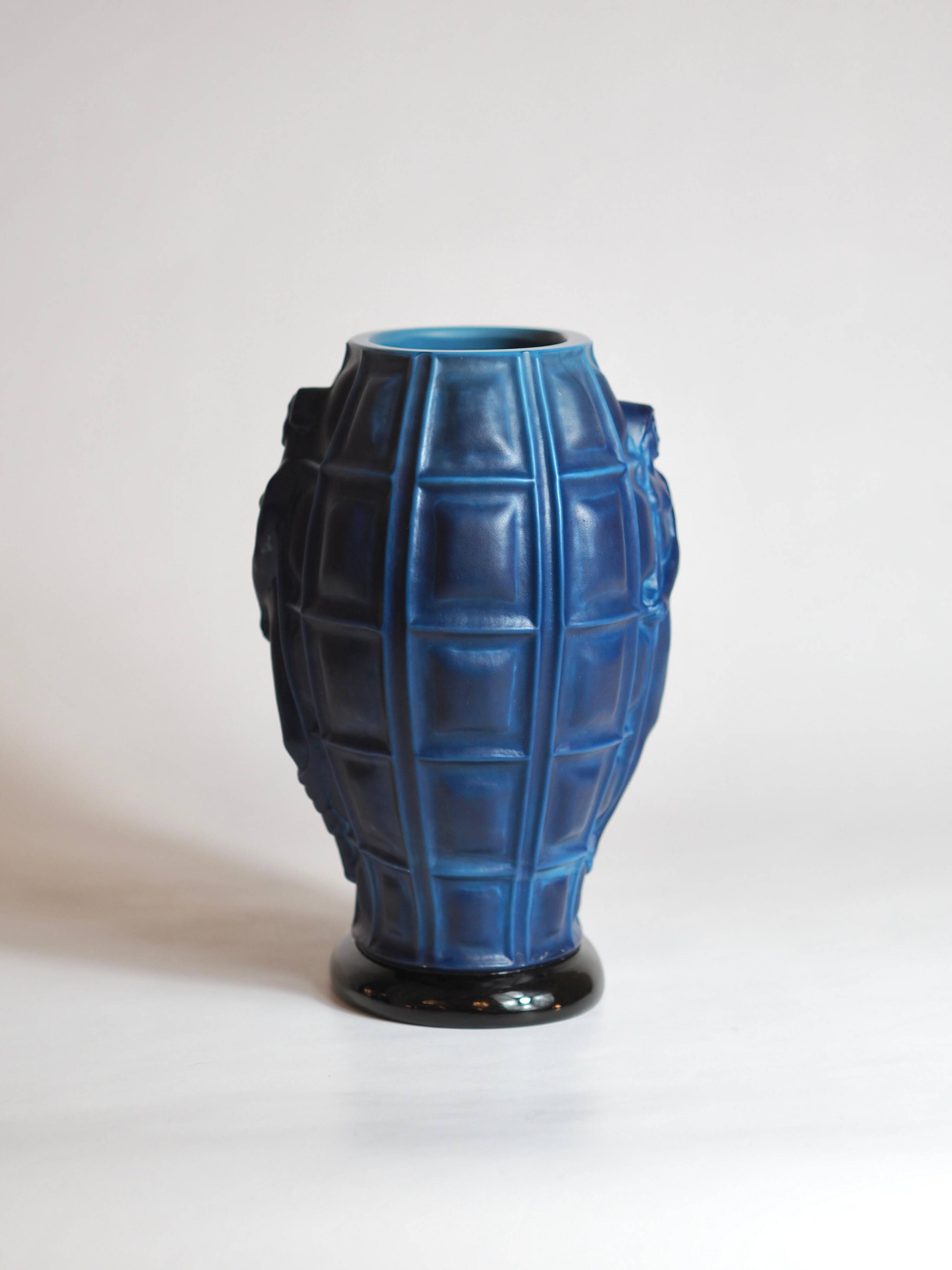 Vase Art Déco "Ingrid" en verre opaque bleu lapis par Henry Schlevogt
