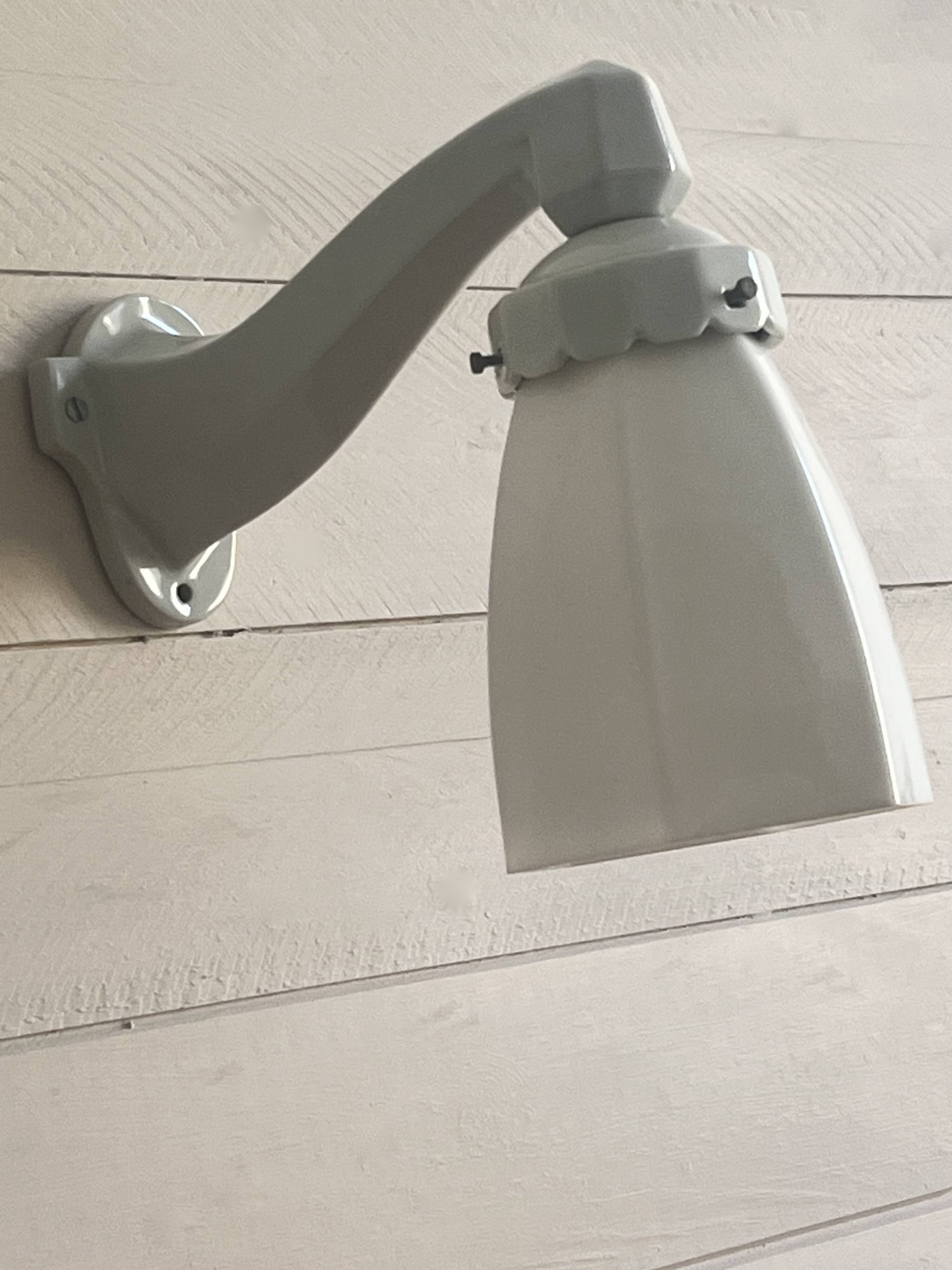 Art Deco wall light in ceramic and opaline.