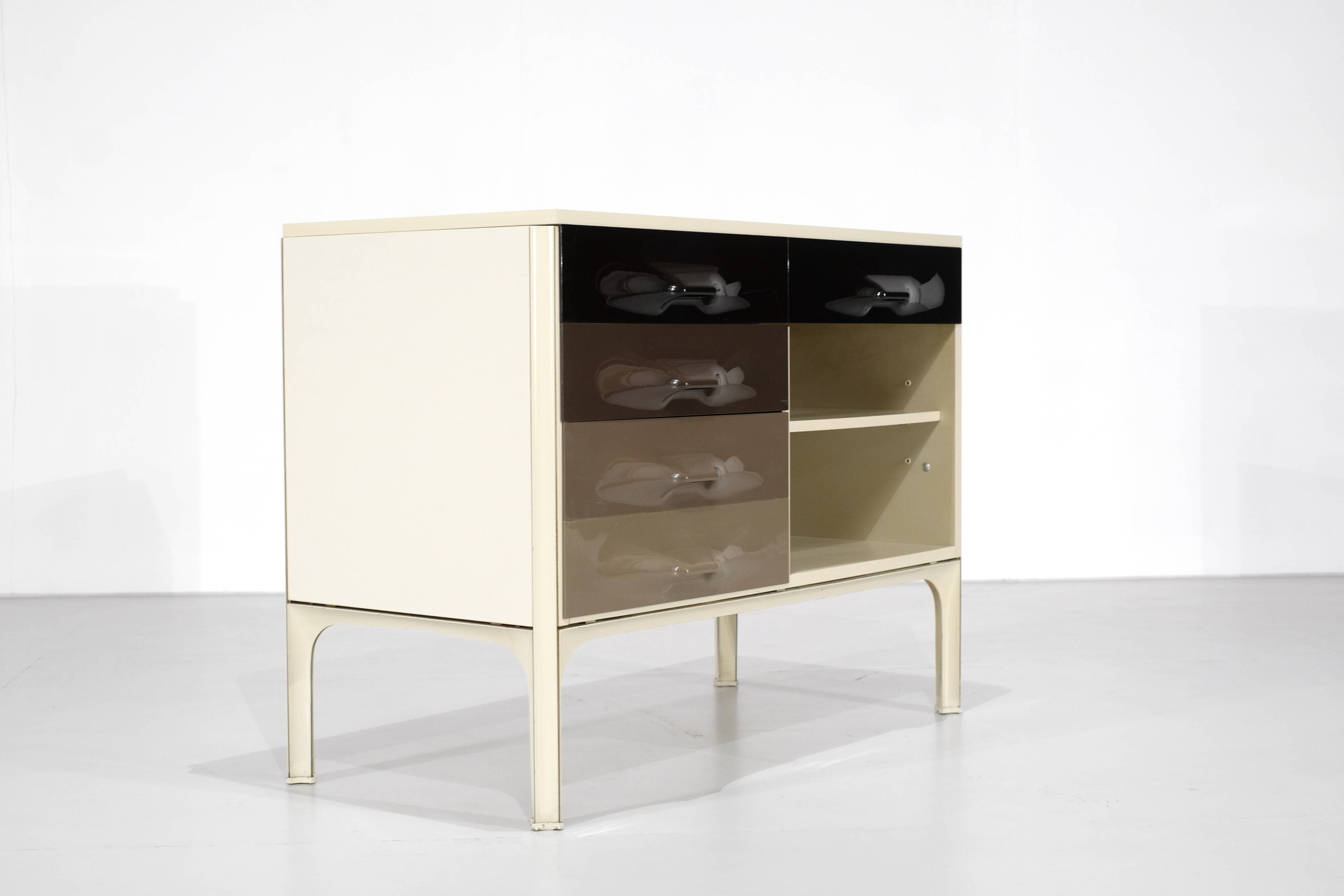 Desk "DF2000" designed by Raymond Loewy for Doubinsky Frères, France.