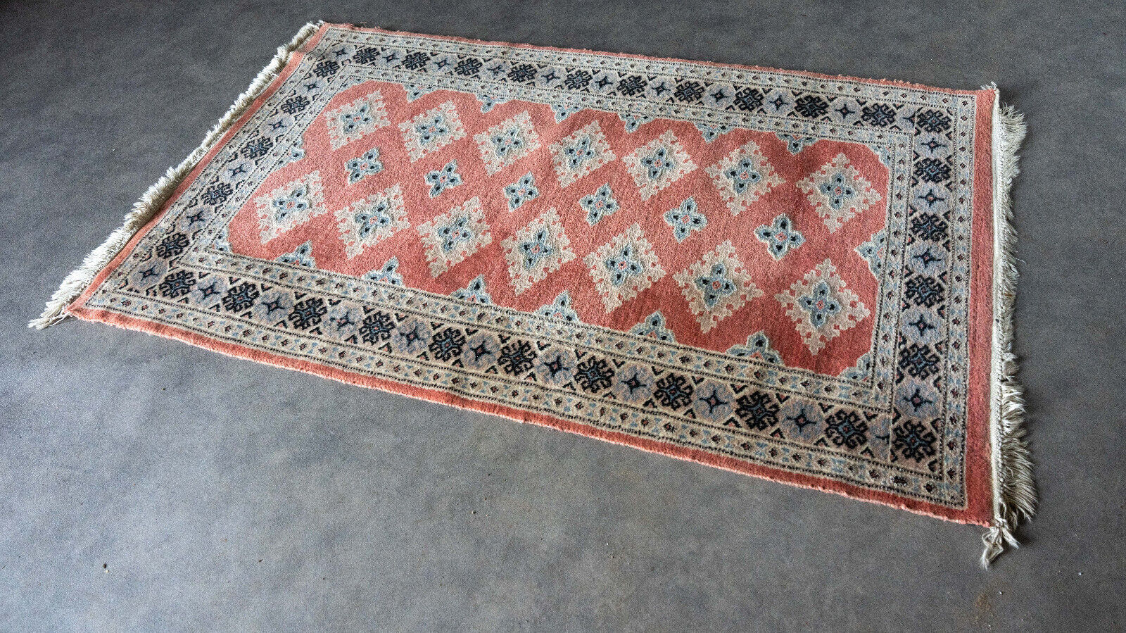 Handmade oriental carpet XXth Pink background 159 x 96 cm