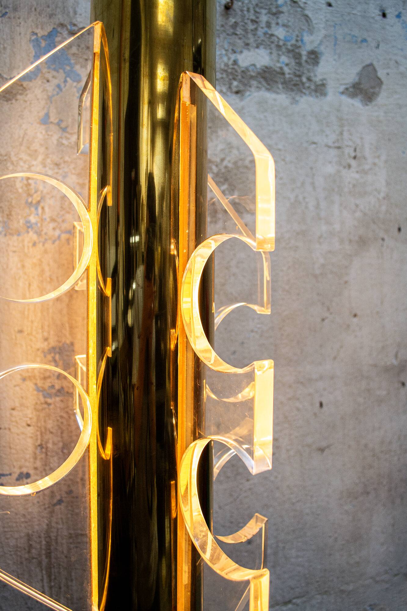 Appendiabiti luminoso in ottone, plexiglas e radica Italia Anni '70