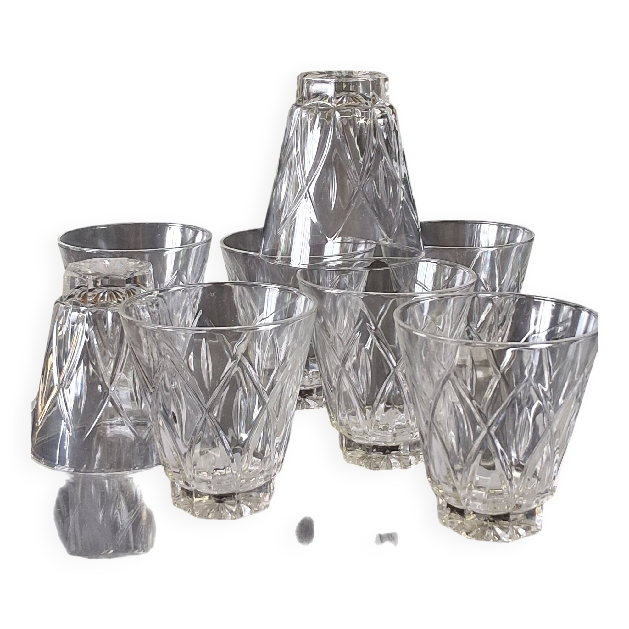 Set of 8 vintage water or digestif glasses in good condition.