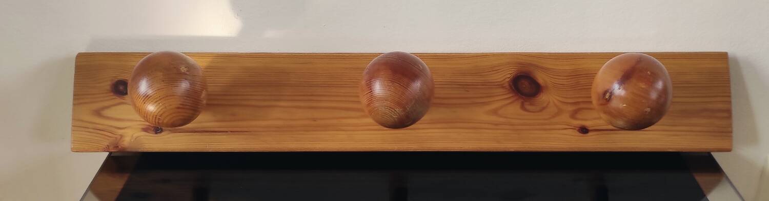 Wall-mounted coat rack with 3 ball hooks in solid pine – Scandinavian design