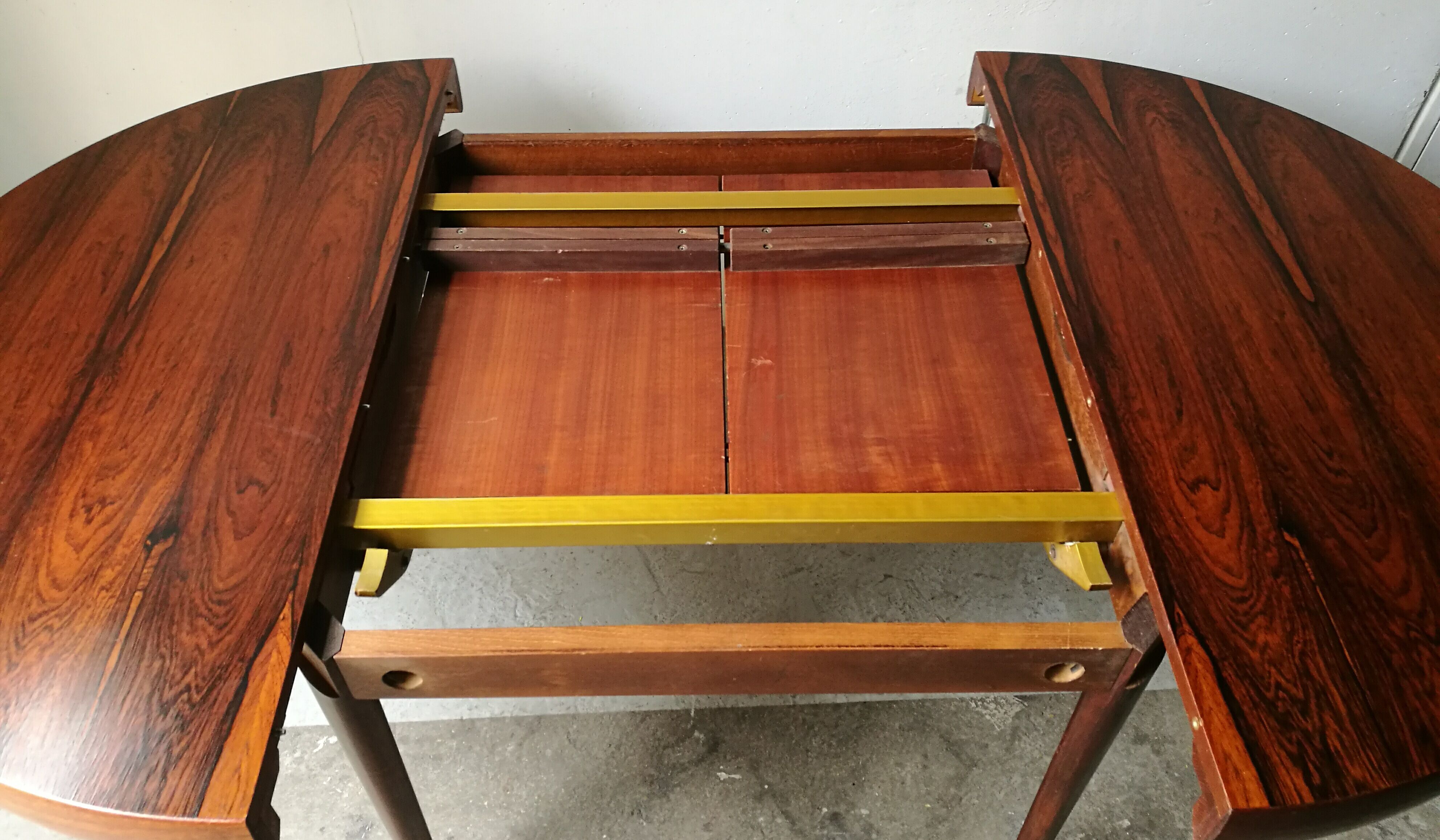 Round extendable table in rosewood 1960s