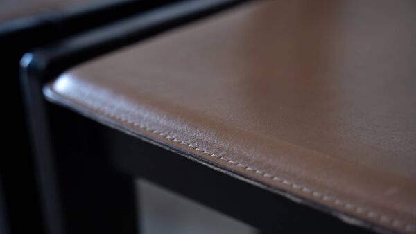Ensemble de huit chaises de salle à manger laquées noires