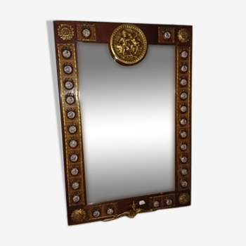 Miroir en bronze doré et bois acajou à décor de médaillon en porcelaine.