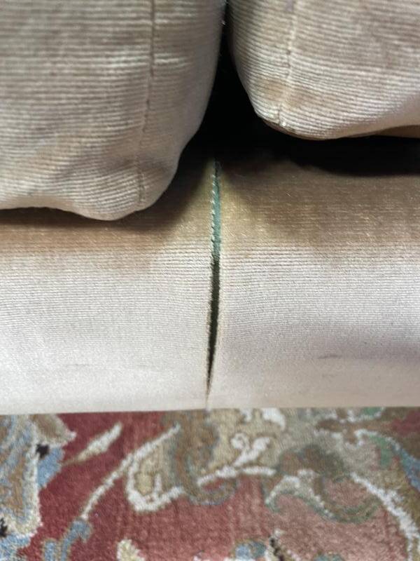 Canapé en velours beige époque 1980