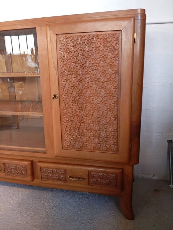 Buffet-vitrine de présentation en placage de merisier et bois naturel