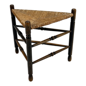Tabouret triangulaire en chêne massif et osier, années 1950