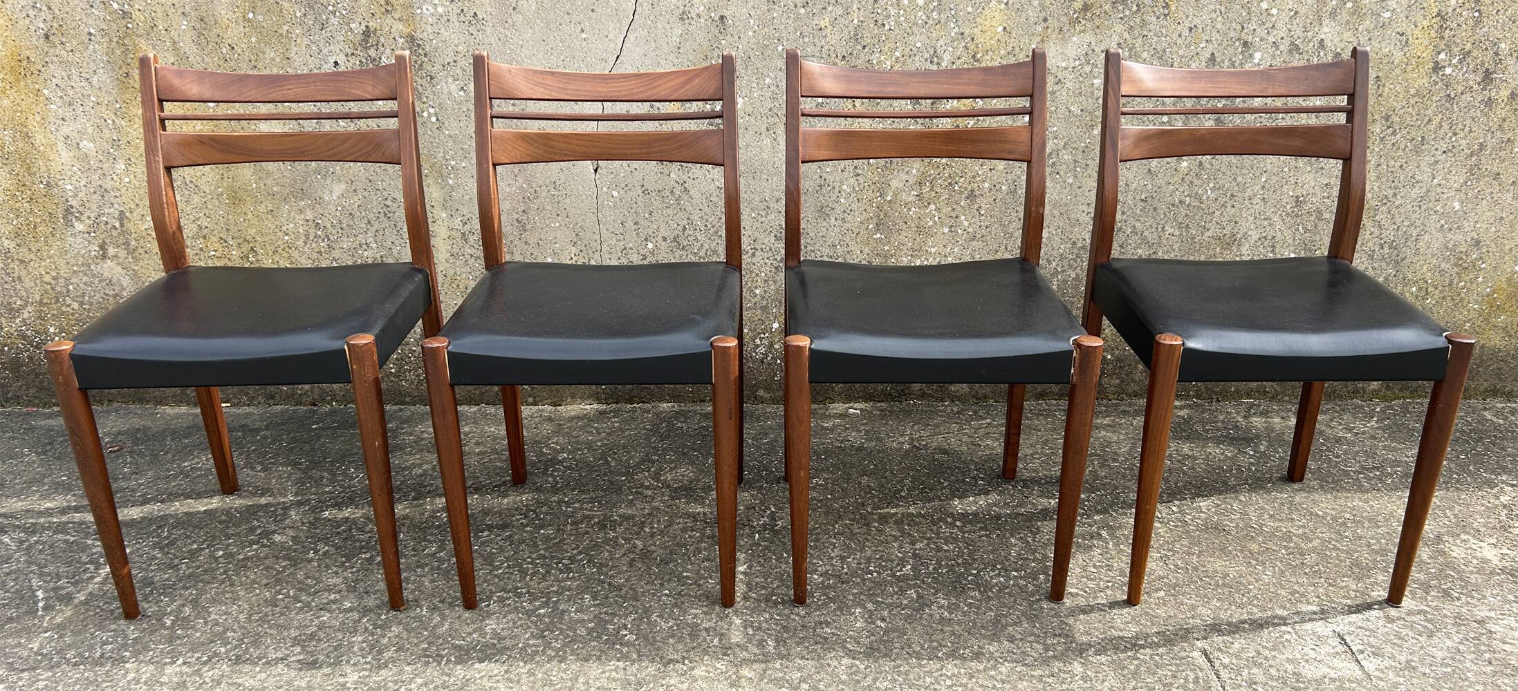 Quatre chaises teck et sky noir, esprit scandinave, vintage, années 60