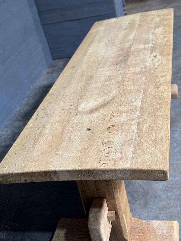 Table de style monastère