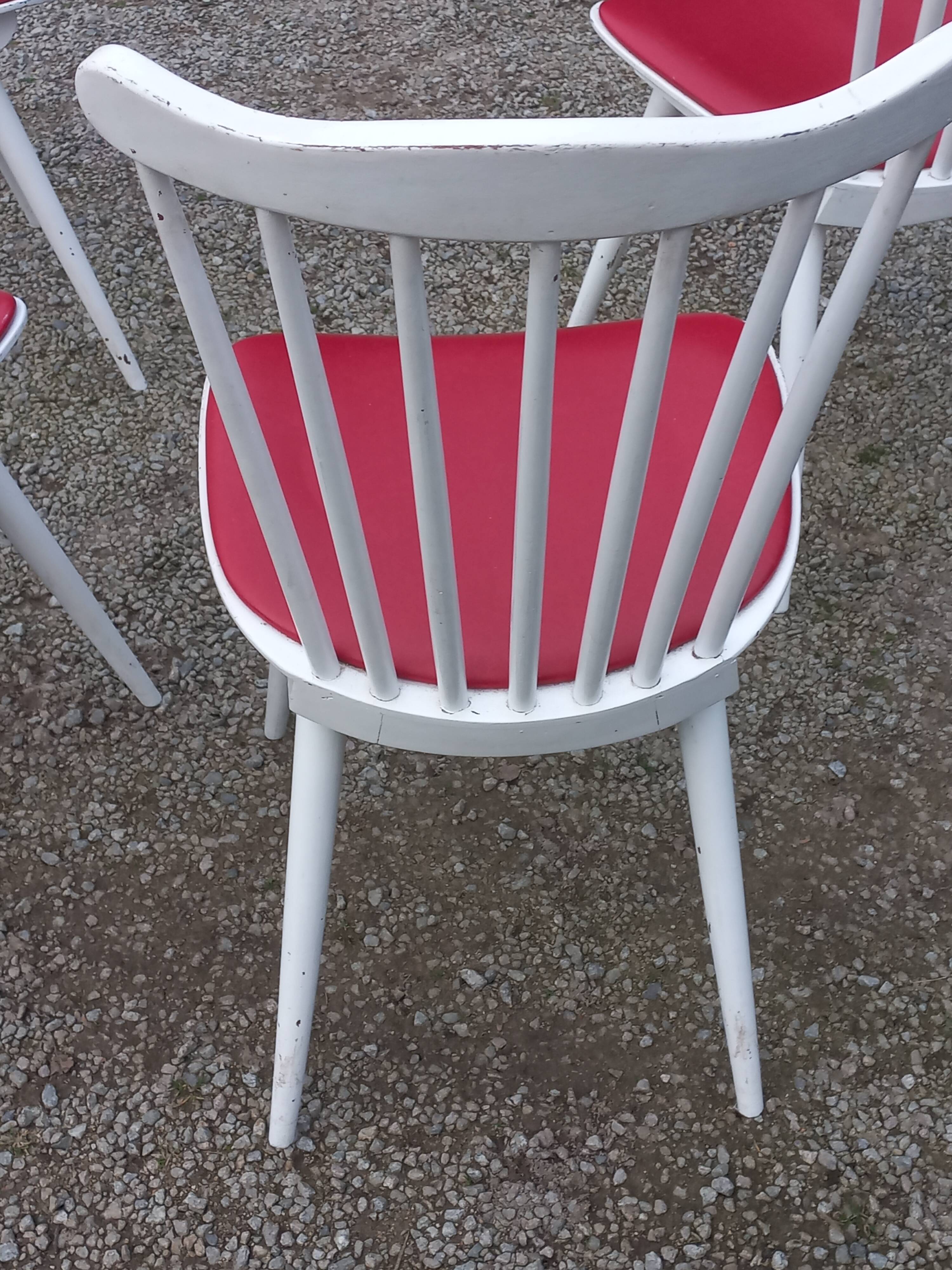 Set of 4 Scandinavian style chairs from the 50s in white lacquered wood and red skaï patties