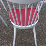 Set of 4 Scandinavian style chairs from the 50s in white lacquered wood and red skaï patties