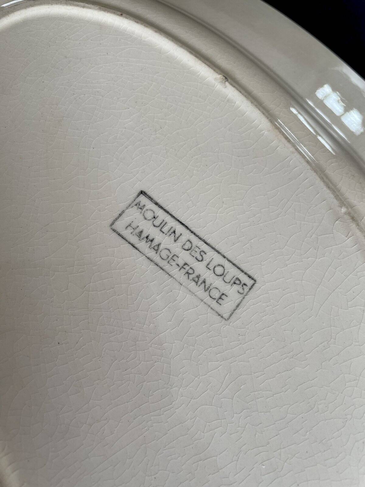 Oval plate Moulin des Loups in blue and red ceramic with a floral design.