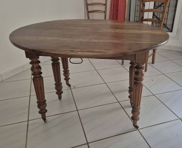 Table ronde Louis Philippe en noyer