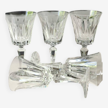 Lot 5 x Grands verres à vin à pied signé Cristal Sèvres France/Modèle Marigny. En cristal taillé, design Pointes de diamant. Haut 16,5 cm