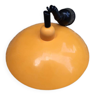 Suspension avec abat-jour en métal couleur orange et câble électrique couleur noire