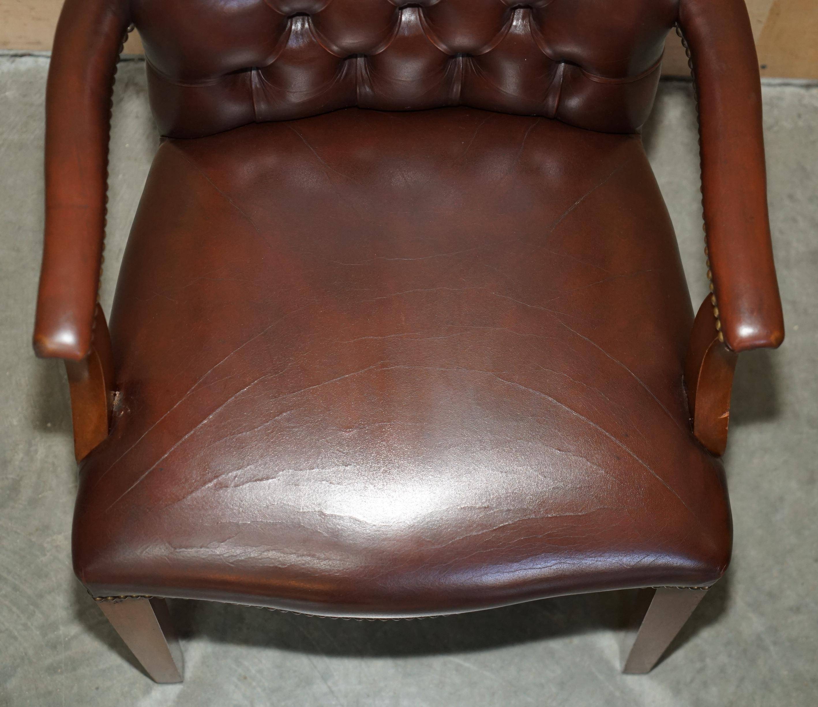 Fauteuil de bureau Gainsborough style George II Chesterfield cuir