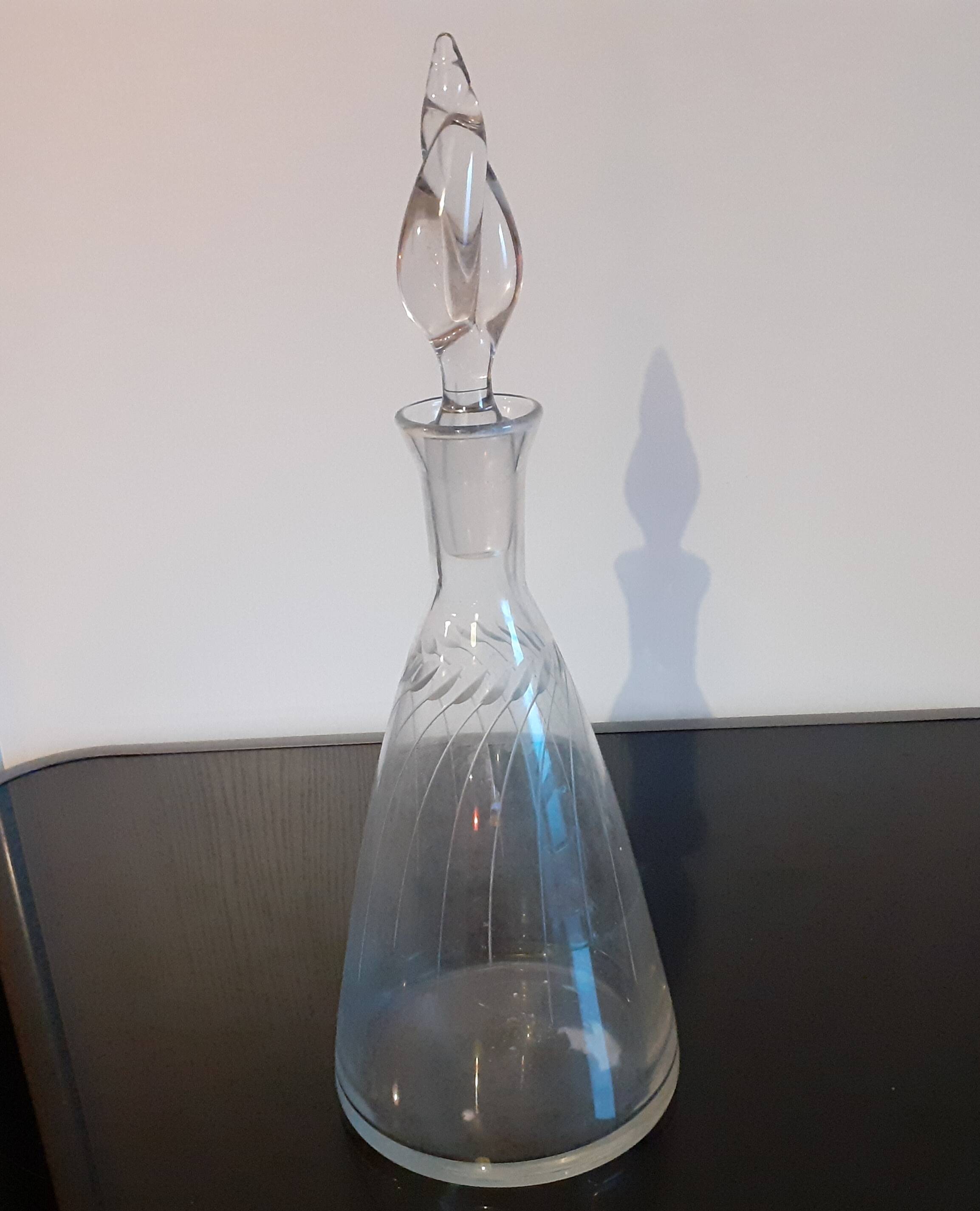 Carafe in chiseled glass and flame-shaped stopper