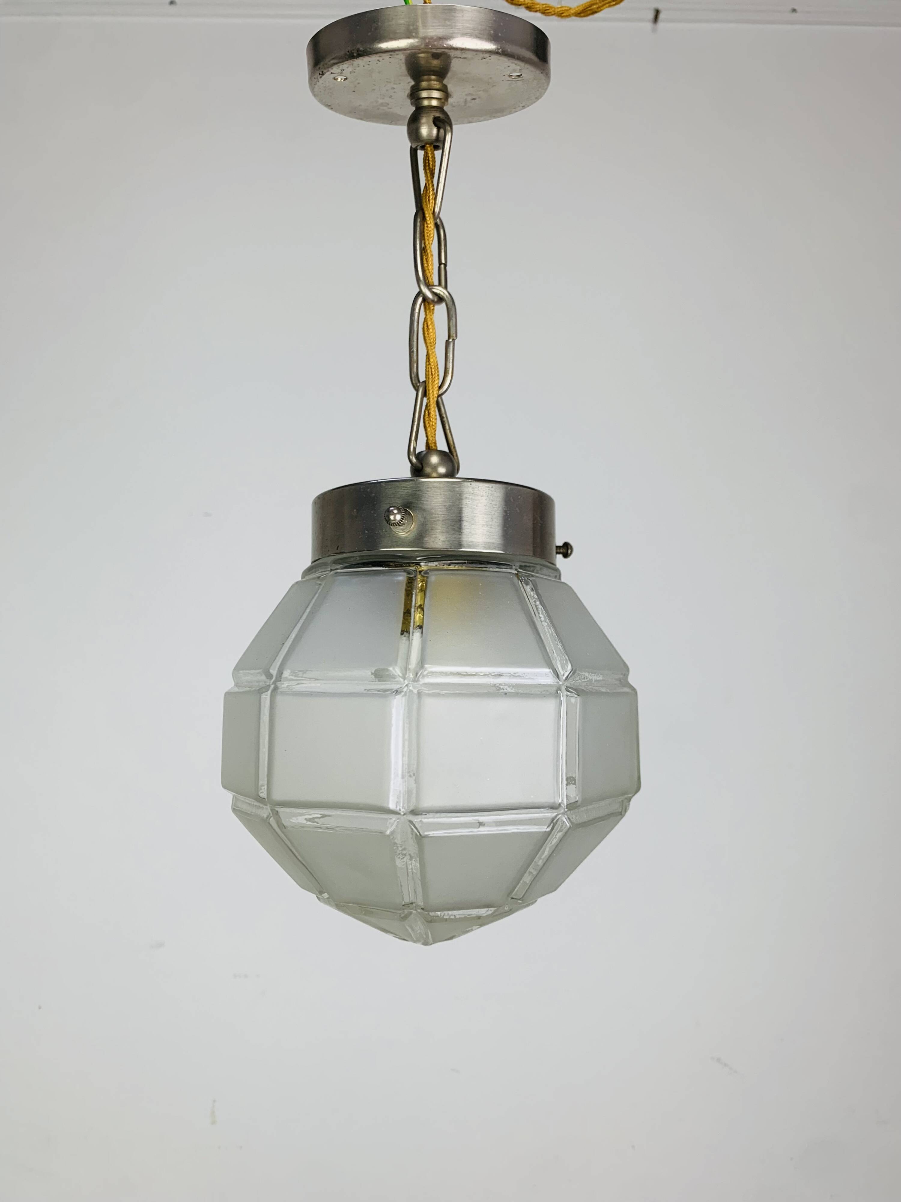 Suspension art déco globe en verre et métal, années 40