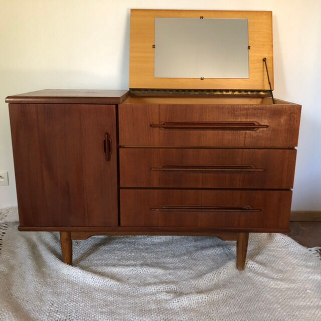 Vintage chest of drawers