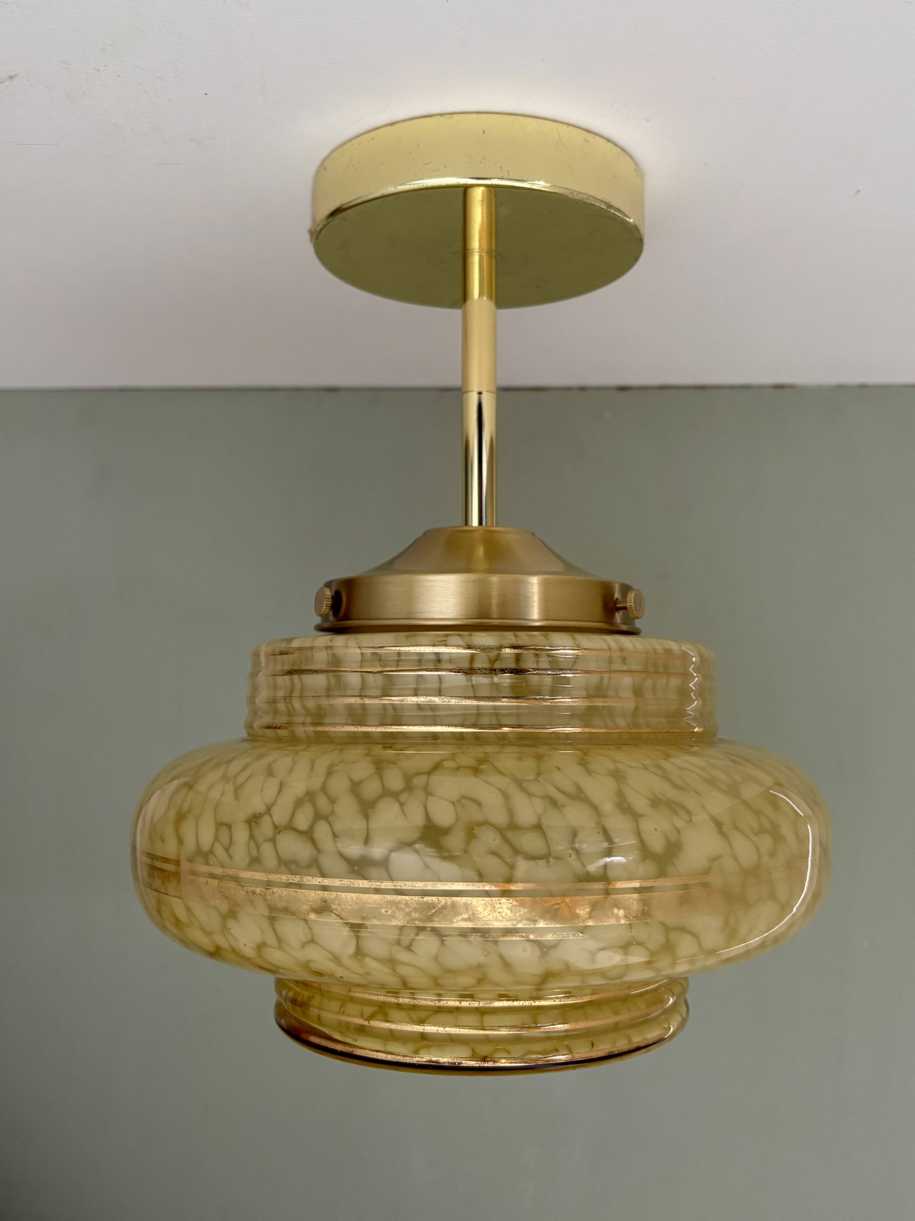 Suspension / Plafonnier globe vintage art déco en verre de Clichy jaune