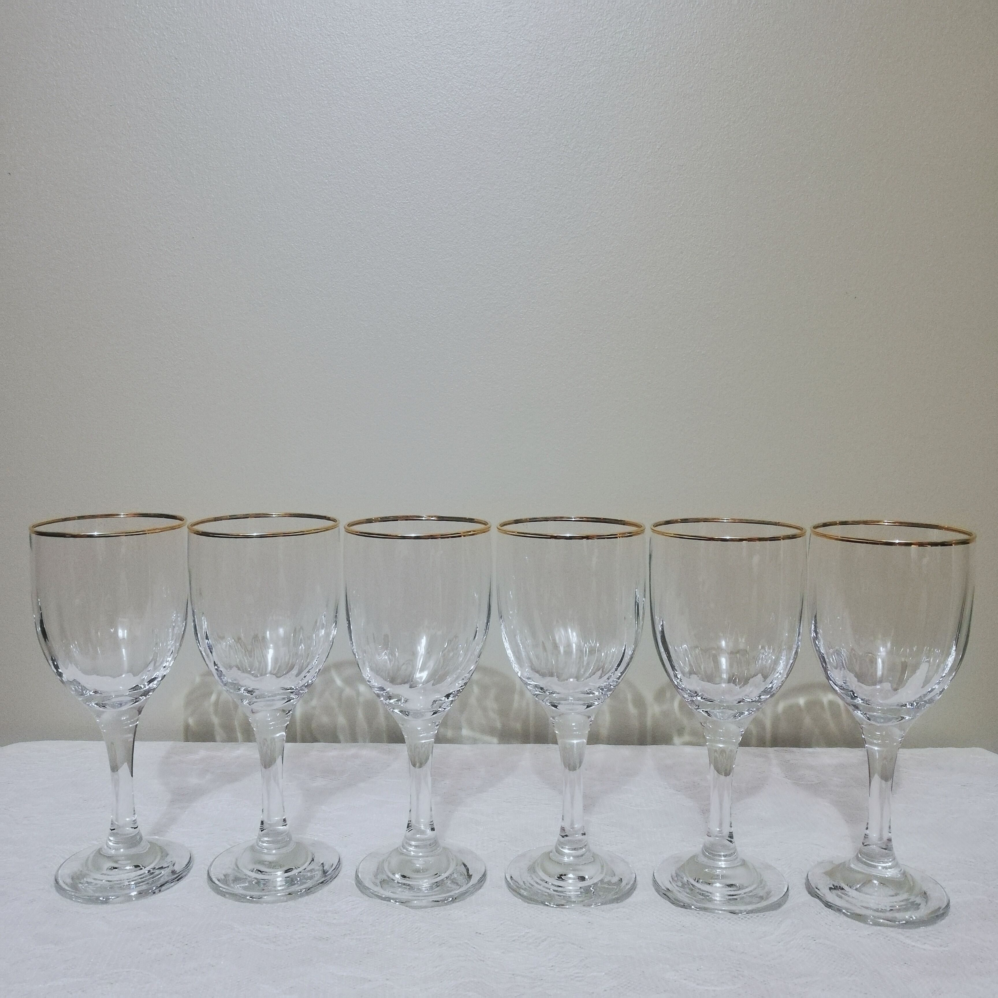 6 15cl stemmed glasses with gilding around the perimeter