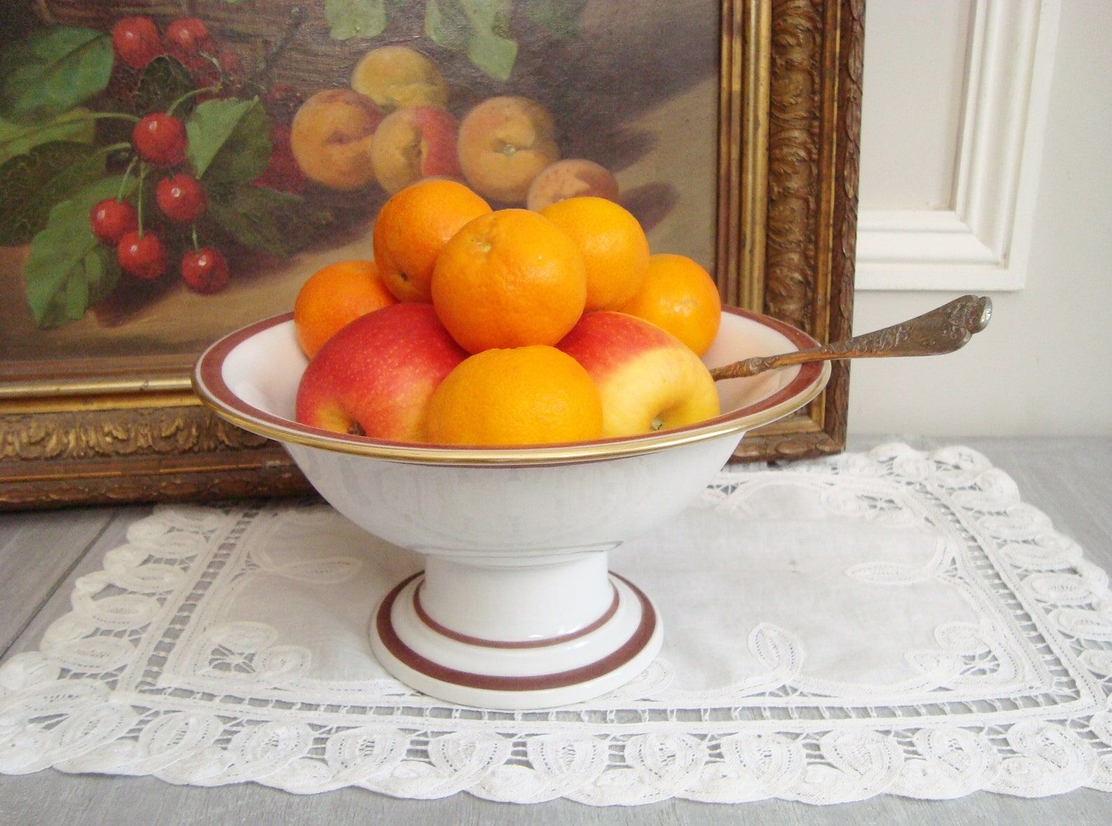Porcelain standing fruit cup