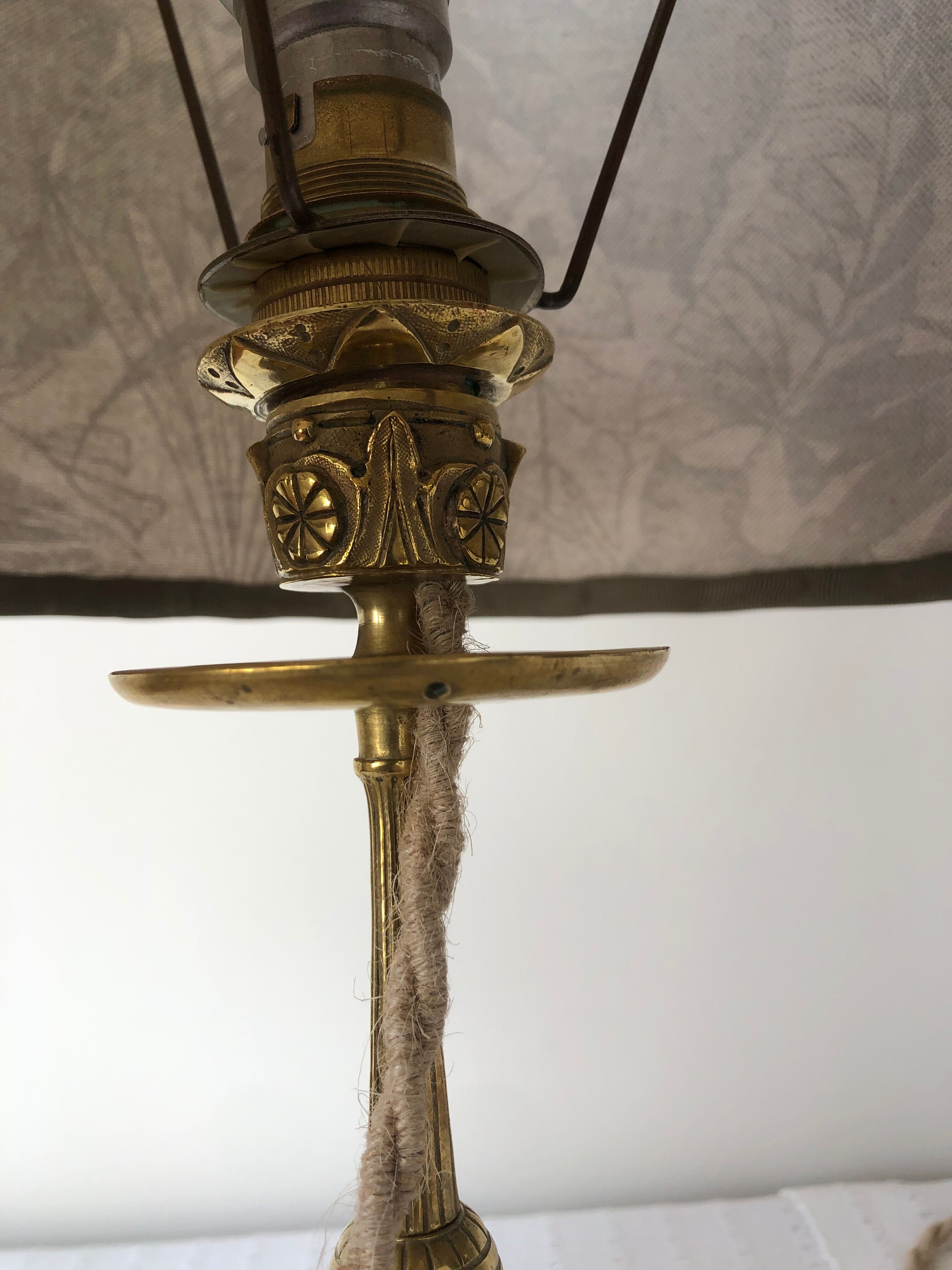 Brass foot table lamp