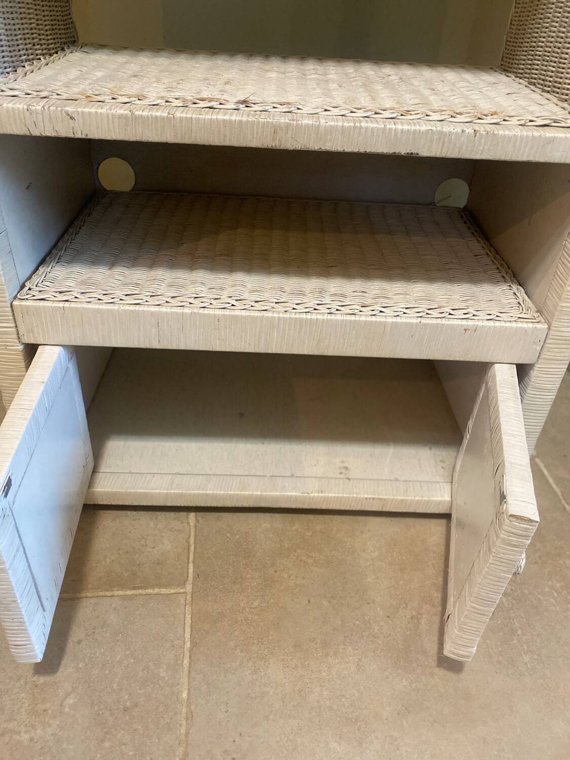 Meuble vintage en osier blanc