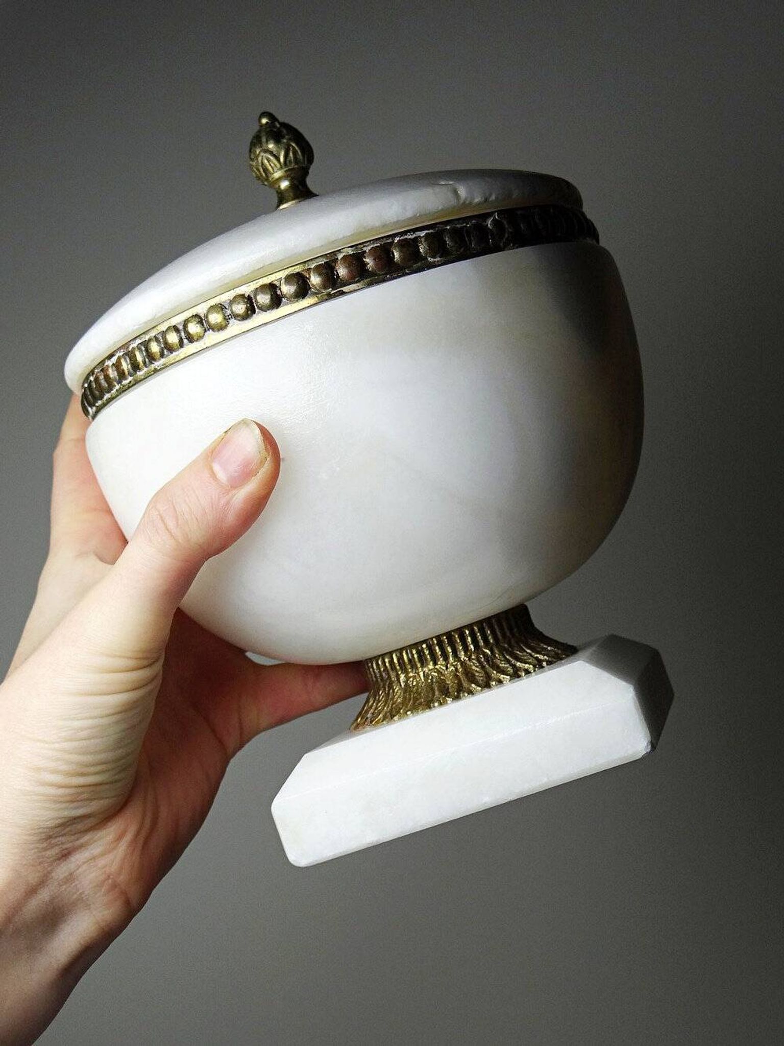Alabaster and bronze bonbonnière in Empire style, circa 1900-1930.