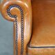 Très beau fauteuil à oreilles en cuir de mouton avec des détails époustouflants
