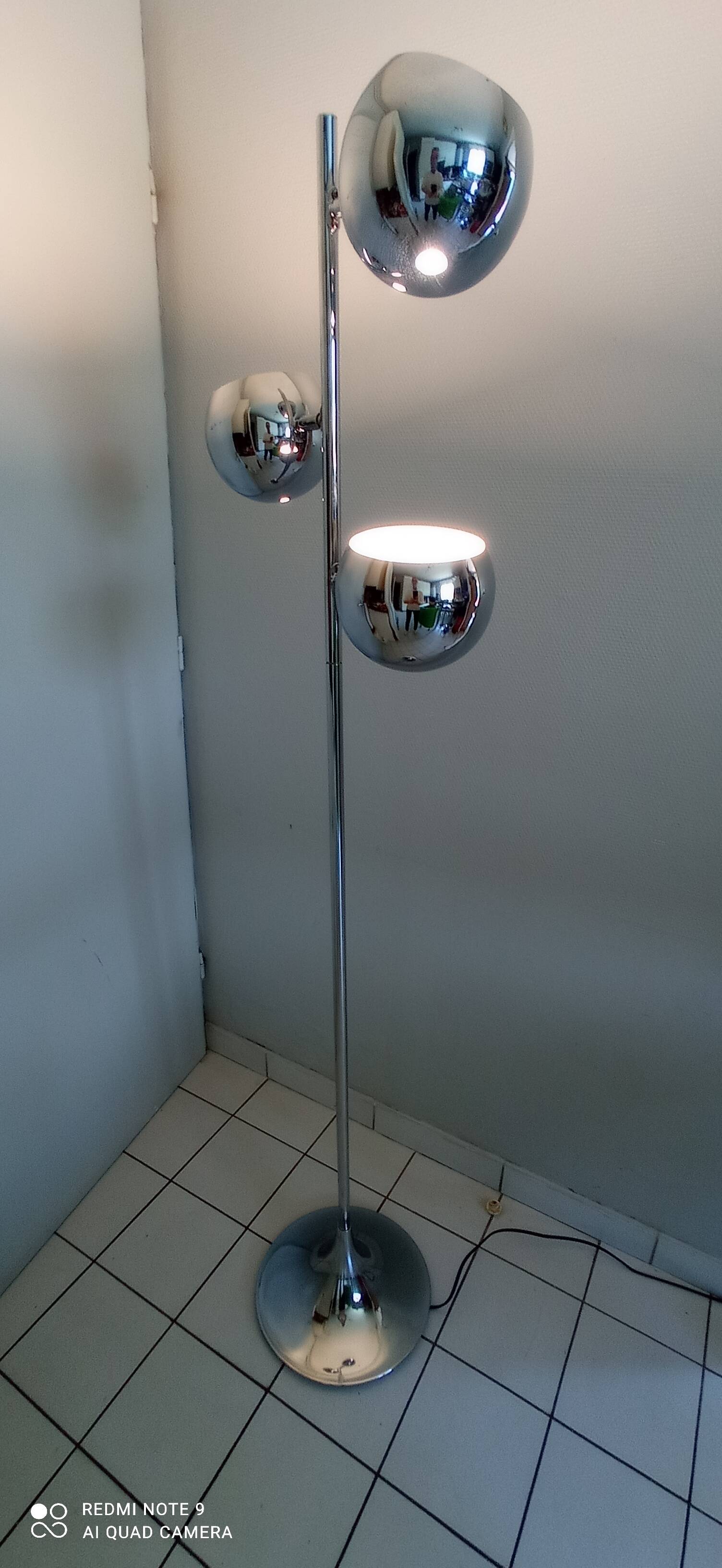 Eyeball floor lamp with tulip base